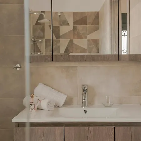 Queen Bee Residence Apartment